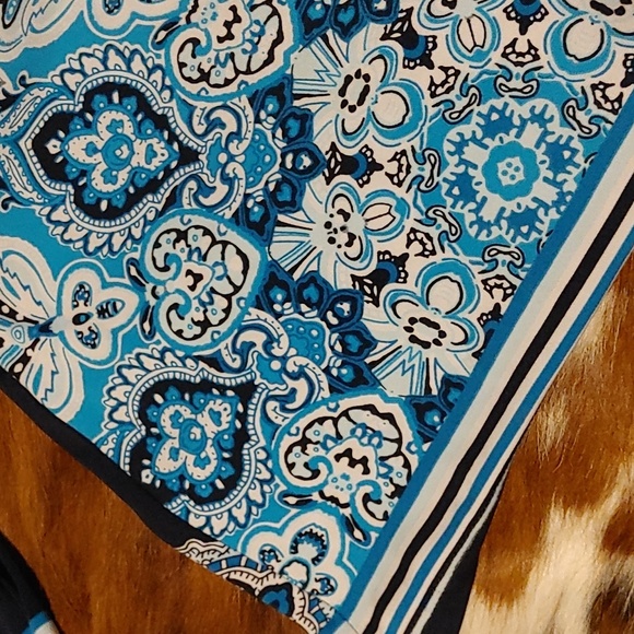 3/$30 Blue Paisley Blouse Sz Med - Picture 4 of 5